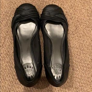 Slightly wedged black business flats